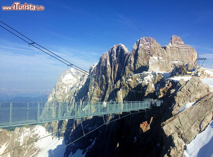 Ponte a sospensione sul ghiacciaio Dachstein, Austria - Nell'estate 2013 il ghiacciaio del Dachstein si è dotato di un ponte sospeso da brividi! Si eleva per una altezza di 1.200 metri, tutti da vivere mentre si cammina per 100 metri sul vuoto. Il ponte si collega direttamente al palazzo di ghiaccio del Dachstein Ice Palace, e consente di accedere alla cosiddetta "Scala nel nulla", un percorso in discesa di 14 scalini che conducono ad una paurosa piattaforma di vetro, che vi darà l'illusione di... volare!  © TVB Ramsau