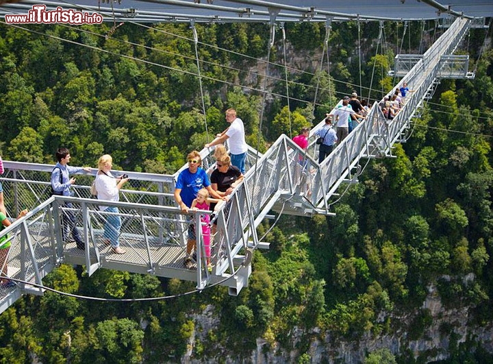 Il Ponte sospeso sulla valle di Krasnaya Polyana, Russia - Lo  SkyBridge attraversa una delle valli più belle del Caucaso russo, a pochi km di distanza di Sochi, la cosiddetta Perla del Mar Nero, sede degli ultimi Giochi Olimpici invernali. La passerella lunga poco meno di 1000 metri è entrata nel Guinness dei Primati come ponte pedonale sospeso più lungo del mondo. Da un piattaforma apposita, lungo il percorso pedonale, ci si può tuffare verso il fondovalle grazie ad una zipline chiamata: "il filo del Troll" una discesa veloce dalla lunghezza di 500 metri, in cui si raggiungono velocità superiori ai 110 km/h - © europics