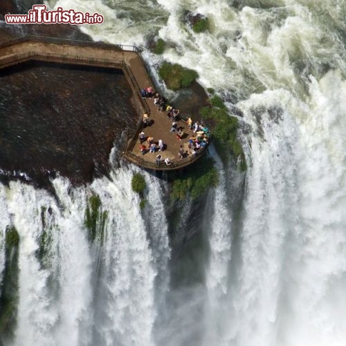 Salto Santa Maria, Cascate Iguazu, Brasile - Cascate imperdibili, le Cataratas do Iguazù incutono un timore reverenziale per la loro immensa portata d'acqua. Se il punto più famoso per il volume impressionante di acque roboanti è la Garganta del Diablo, su lato argentino, non meno impressionante è il Salto Santa Maria sul lato brasiliano. Anzi qui la vertigine è assicurata da una ardita passerella a sbazo.