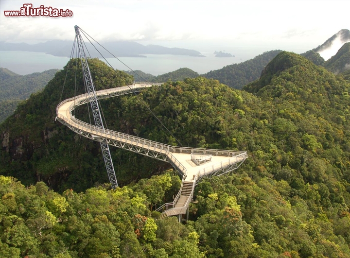 Skybridge Langkawi Malesia - Altro brivido naturale lo si può vivere in Malesia, e più precisamente sullo Skybridge Langkawi, un ponte a sospensione dall'originale profilo ricurvo, lungo ben 125 metri. Gli esperti di cinema lo ricordano nel film indiano "Don: The Chase Begins Again " ma anche chi non frequenta le sale cinematografiche non rimane indifferente al panorama che si può godere da questa struttura.