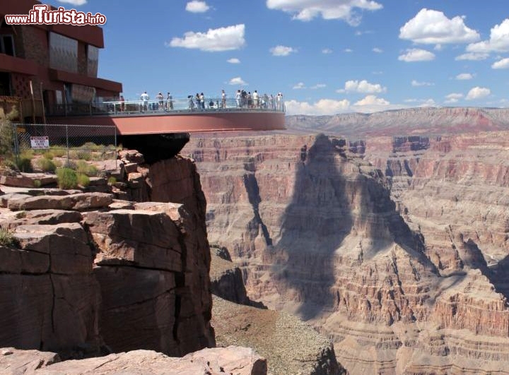 Skywalk Grand Canyon Colorado - Tra i luoghi più impressionanti in cui un una voragine da 2.000 m di profondità si apre al di sotto di voi c'è sicuramente il Grand Canyon del fiume Colorado, considerati da molto la spaccatura della crosta terrestre più spettacolare del pianeta