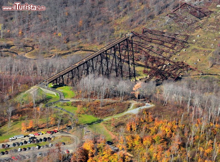 Skywalk del Kinzua Bridge,  Pennsylvanya (USA) - Dall'alto è più facile rendersi conto del disastro accaduto nel 2001, quando un tornado di classe F1 colpì le gole di Kinzua, abbattendo al suolo quello che un tempo fu il ponte ferroviario più lungo ed elevato del mondo. I resti spettrali della struttura giacciono ancora sul fondo della vallata, e continuano a fornire un impressionante monito sulla potenza delle forze della natura. Il ponte originale era lungo circa 600 metri e toccava un altezza di quasi 92 metri. Uno dei momenti migliori per visitare il Kinzua Bridge è l'autunno, quando grazie al foliage i colori della vallata diventano davvero spettacolari - © sites.psu.edu/