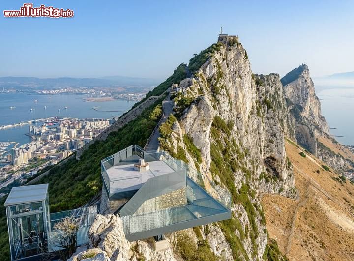 
	La Skywalk di Gibilterra (Regno Unito) - Anche la piccola Gibilterra si è attrezzata per regalare qualche momento di brivido ai turisti che la visitano! Utilizzando un ex punto di osservazione militare, posto su una delle cime della Roccia di Gibilterra, oggi i visitatori che arrivano alle Colonne d'Ercole della colonia inglese, possono salire ai 340 metri di altezza di questa incredibile Skywalk in vetro.
	E' stata edificata sui resti di una base antiaerea attiva ai tempi della Seconda Guerra Mondiale, di cui rimane una piattaforma ottagonale utilizzata adesso come salotto di accoglienza visitatori. Camminare su questa passerella in vetro è un'esperienza adrenalinica, ma in realtà non si deve avere paura: si tratta di una struttura molto resistente, costituita da acciaio e pannelli in vetro, dal peso complessivo di 330 tonnellate. Basti pensare che la Skywalk può sostenere il peso di cinque grossi elefanti o di 11 grandi fuori strada.
	Ma oltre alle emozioni vi attende anche un panorama straordinario che si estende su due continenti (Africa ed Europa), sul mare Mediterraneo e l'Oceano Atlantico e tre distinte nazioni, Spagna, Gibilterra (UK) e Marocco.
	Una curiosità: l'inaugurazione della passerella è stata effettuata dall'attore Mark Hamill, il Luke Skywalker di Guerre Stellari: chi meglio di uno Skywalker poteva inaugurare una così spettacolare passerella skywalk?
