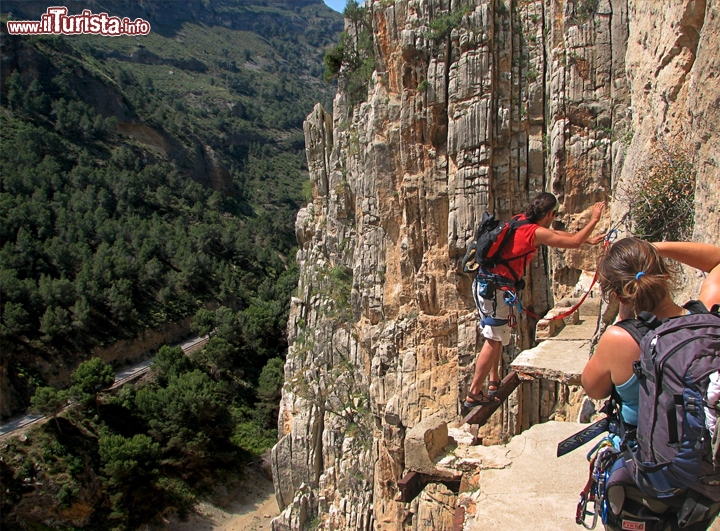 Difficile passaggio del Caminito del Rey - Forse fra qualche anno, il percorso che conduce alla gola di El Chorro, verrà ristrutturato e rimesso in funzione. Di per se sarebbe una magnifica attrazione turisitca alternativa alle spiagge di Malaga, ma al momento si tratta di un sentiero pericolosissimo, ufficicalmente chiuso al pubblico, su cui inconsciamente si cimentano ancora parecchi giovani, rischiando una paurosa e letale caduta tra rocce a strapiombo. Se poi qualcuno viene colto sul fatto, la multa può arrivare all'incredibile valore di 30.000 euro. Fonte foto, Wikipedia 