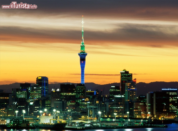 Sky Tower, Auckland, Nuova Zelanda - a torre più alta di tutta l'Oceania (328 metri) si trova però in Nuova Zelanda , e più precisamente ad Auckland , nell'isola del Nord. 