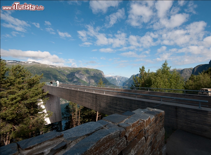 Aurland Lookout, Norvegia - Restiamo in Europa, ma trasferiamoci a nord in Norvegia. L'Aurland Outlook è perfetto per chi cerca emozioni forti e vertiginose, impreziosite da una magnifica vista sui fiordi norvegesi. 