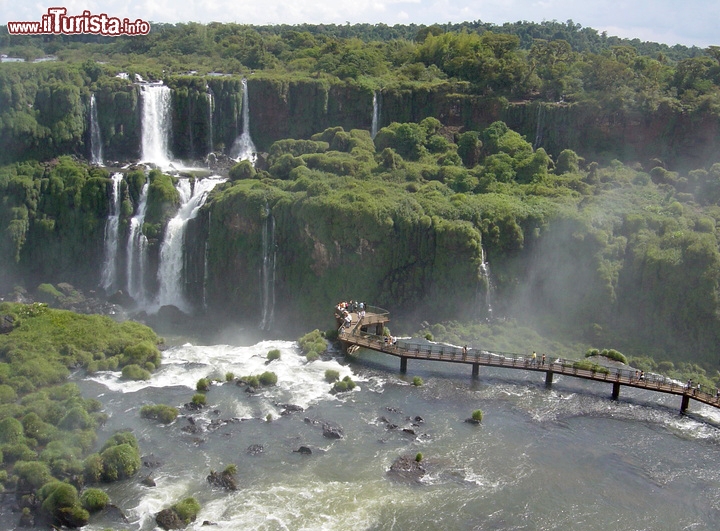 Cascate Iguazu, Brasile passerella di osservazione - Il Salto Santa Maria era il nome iniziale delle Cascate di Iguassù, ora il nome viene dato alla caduta più spettacolare del versante delle cascate che si trova in Brasile. Una passerella si sporge oltre il bordo della gola, offrendo panorami vertiginosi, avvolti dal fragore delle acque che precipitano, e dalle nubi di umido vapore.