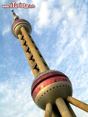 Cina shangai Oriental Pearl Tower - La skywalk consente un giro a 360° con viste su Shanghai e il sottostante Bund, che rimane a circa un centinaio di metri più sotto. Per emozionarvi guardate questa foto panoramica!