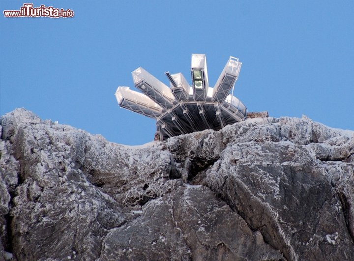 Cinque dita a Krippenstein Austria - Viste dal basso sembrano formare una grande mano di vetro e metallo che si sporge sul dirupo alto 400 metri. Ciascuna di esse presenta una caratteristica diversa dalle altre