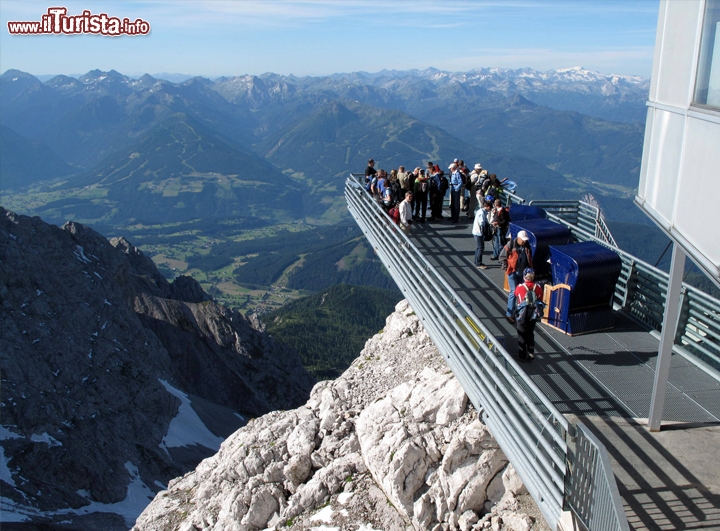 Ghiacciaio Dachstein Skywalk Austria - Con una piattaforma lunga una quindicina di metri e una finestra sul pavimento sulla cima, per provare ad emozionarsi vedendo il vuoto di 260 m che si apre sotto di voi.