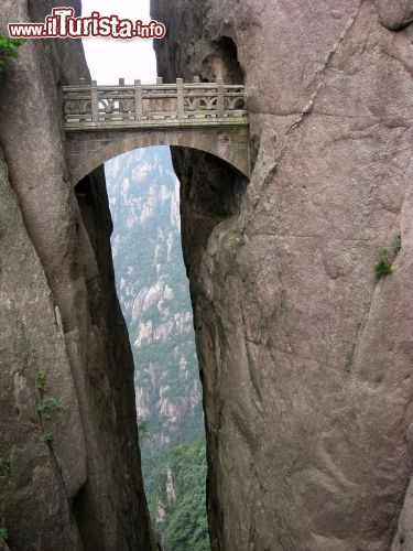 Il Ponte degli Immortali in Cina - E' il ponte più alto del mondo, in inglese "The Bridge Of Immortals" e si trova in Cina, nelle cosiddette montagne gialle, catena nota anche con il nome cinese di Huangshan. Si trova ad 800 metri di altitudine. Inutile dire che dal ponte si gode di una vista mozzafiato, con le montagne di granito che toccano le nuvole e il precipizio impressionante sotto di voi. A volte le nuvole avvolgono completamente il luogo fornendo un incredibile senso di mistero al sito. Queste rocce fanno parte del cosiddetto Monte Tai che supera i 1500 metri non lontano dalla costa orientale della Repubblica Cinese, ed è Patrimonio dell'Umanità dell'UNESCO. Essendo una delle cinque più importanti montagne sacre della Cina, sono molti i turisti/fedeli che vengono qui, soprattutto per compiere il vertigionoso percorso che conduce qui e fino alla Porta Celeste del Sud, da dove si contemplano le più belle albe dell'estremo oriente.