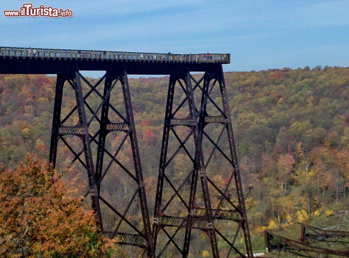 Kinzua skywalk, storico ponte ferroviario USA - Quando venne costruito, nel lontano 1882, era il più lungo ed alto viadotto del mondo, costruito sulla Kinzua Gorge in Pennsylvanya, per poter trasportare il carbone, il petrolio e il legname, dalla zona del grandi laghi americani fino alla costa atlantica. Nel 1970 era divenuto parte del Kinzua State Park, fino al suo crollo nel 2001, quando venne distrutto da un tornado. Oggi il ponte è stato parzialmente ricostruito, e trasformato in una Skywalk, che consente di sollevarsi di quasi 92 m sulla gola e godere del magnifico paesaggio, oltre che degli inquietanti resti del ponte crollato in precedenza! - © simostronomy.blogspot.it/