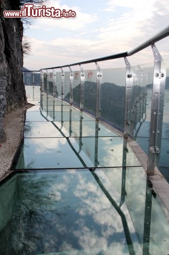 Walk of Faith: tratto trasparente, Monte Tianmen Cina - in effetti bisogna proprio crederci alla resistenza dello strato di vetro che vi separa dal sottostante orrido. Una curiosità, per camminare su questo percorso lungo le pnedici del Monte Tianmen,alto più di 1.400 metri, occorrono...le pattine! Per non rovinare il vetro i turisti devono infilari delle pezze di stoffa sotto i piedi, aggiungendo quindi il brivido dello...scivolamento.