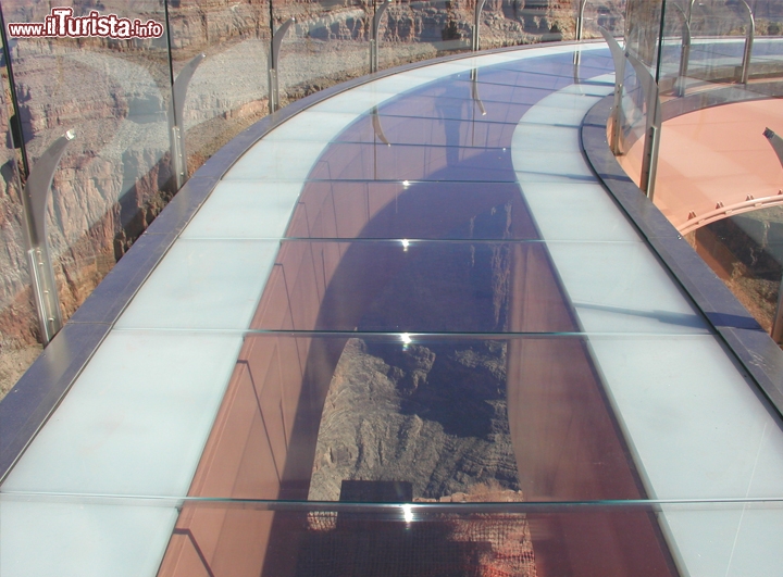 Piattaforma Glass Bridge SkyWalk fiume Colorado - Da qualche anno è stata creata una passerella a ferro di cavallo, chiamata Skywalk, che si trova sul lato meridionale del Grand Canyon. Si trova in territorio indiano, e recentemente ha suscitato parecchie polemiche e contese tra indiani e costruttori