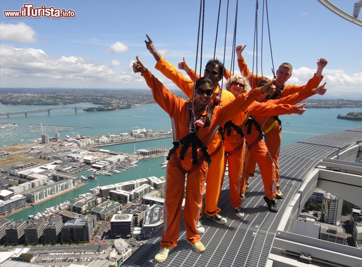 Sky walk SkyTower Auckland (Foto cortesia, http://lallaerini.blogspot.com) - Anche qui vestendo delle speciali tute con imbragatura si può sporgersi in modo assolutamente innaturale dalla Sky Tower, lungo la passerella circolare che vi permette di camminare sul bordo, senza corrimano, ad un altezza considerevole di 192 metri.