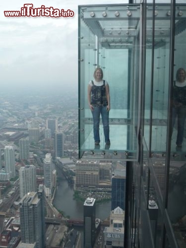 Skydeck al Willis Tower (ex Sears Tower) Chicago (Foto cortesia: mattnjenna.wordpress.com) - qui non c'è metallo o cemento, solo vetro davanti e sotto di voi, per farvi sentirvi sospesi sopra Chicago, a ben 412 m di altezza, decisamente più in alto della Torre Eiffel.