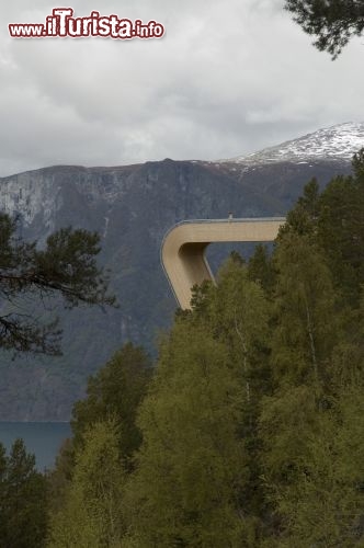 Skywalk Norvegia Aurland Lookout - Qui il brivido è dato dalla pendenza che aumenta verso la fine della vasta passerella in legno, ma fortunatamente c'è una lastra di cristallo ad impedire la vostra caduta a capofitto nel sottostante fiordo, che tocca nei sui punti più alti 500 m di altezza.