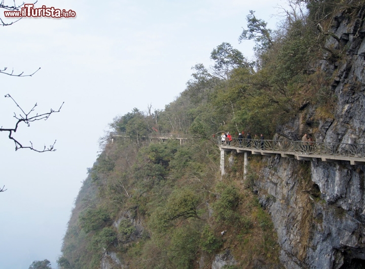 Walk of Faith (Sentiero della Fiducia), Monte Tianmen Cina - Spostiamoci verso oriente, e precisamente in Cina, dove ovviamente ispirati dal modello Grand Canyon, l'idea è stata copiata per creare un sentiero sopeso, la cossiddetta passeggiata della fede 
