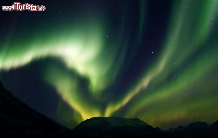 Con pose fotografiche lunghe l'aurora disegna strane geometrie in cielo AuroraBorealis.no/www.visitnorway.com Copyright:Innovation Norway