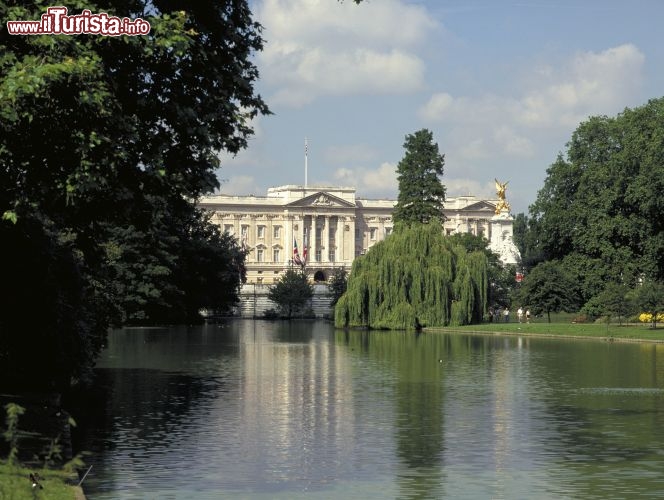 Immagine Buckingham Palace visto dal St James Park Credit: visitlondonimages/ britainonview/