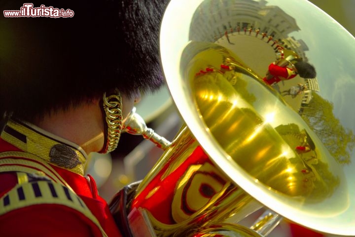 Immagine Banda guardie Buckingham Palace Credit: visitlondonimages/ britainonview/ Pawel Libera