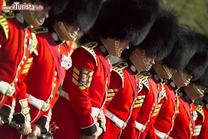 Immagine Foto cambio guardie della regina Credit: visitlondonimages/ britainonview/ Pawel Libera