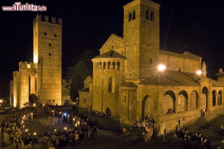 Immagine ecco al meravigliosa Piazza dove sono riuniti i pi bei monumenti del borgo: la Rocca, il Palazzo del Podest e la Collegiata Romanica. Qui arriver la sfilata delle maschere e qui si aprir il Gran Ballo del Podest. Qui verranno premiate le 10 pi belle maschere!