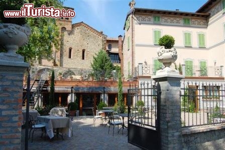 Immagine Hotel de Charme Leon d'Oro, sito in piazza Europa, sotto le mura merlate di Castell'arquato. ha bel giardino ed  circondato dal parco del castello. Dietro la terrazza, domina il cielo, l'oratorio di San Giacomo, uno dei santi del famoso pellegrinaggio della via Francigena.