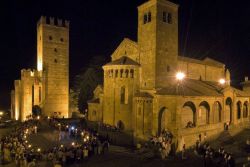 ecco al meravigliosa Piazza dove sono riuniti i pi bei monumenti del borgo: la Rocca, il Palazzo del Podest e la Collegiata Romanica. Qui arriver la sfilata delle maschere e qui si aprir ...