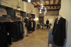 uno dei preziosi negozi di Castell'Arquato: Contemporary d_light Shop