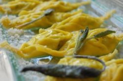 Ecco i Tortelli Piacentini, detti anche Tortelli con la coda! sono uno dei nostri piatti tipici, insieme ai salumi, ai vini, ai tartufi, ai funghi,  ecc. ecc.