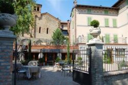 Hotel de Charme Leon d'Oro, sito in piazza Europa, sotto le mura merlate di Castell'arquato. ha bel giardino ed  circondato dal parco del castello. Dietro la terrazza, domina il cielo, l'oratorio ...