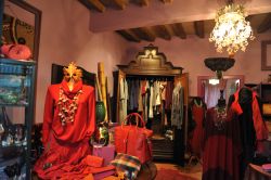 uno dei preziosi negozi di Castell'Arquato: l'Angolo ...