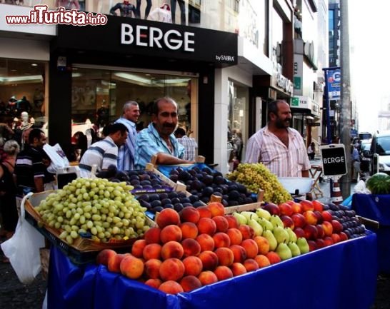 Immagine Un invitante banco di frutta
DONNAVVENTURA 2010 - Tutti i diritti riservati - All rights reserved