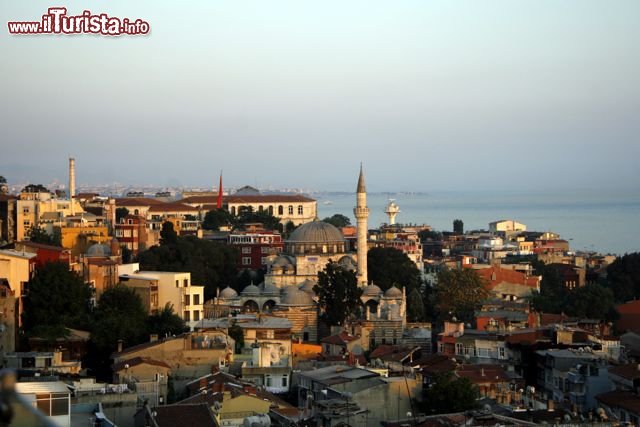 Immagine Panoramica di Istanbul al tramonto
DONNAVVENTURA 2010 - Tutti i diritti riservati - All rights reserved