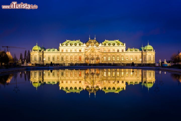 Immagine Fotografia notturna del palazzo del Belvedere Superiore di VIenna - © Jon Bilous / Shutterstock.com