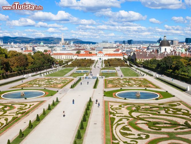 Immagine Il giardino del Belvedere inferiore e il panorama di VIenna in lontananza - © vvoe / Shutterstock.com