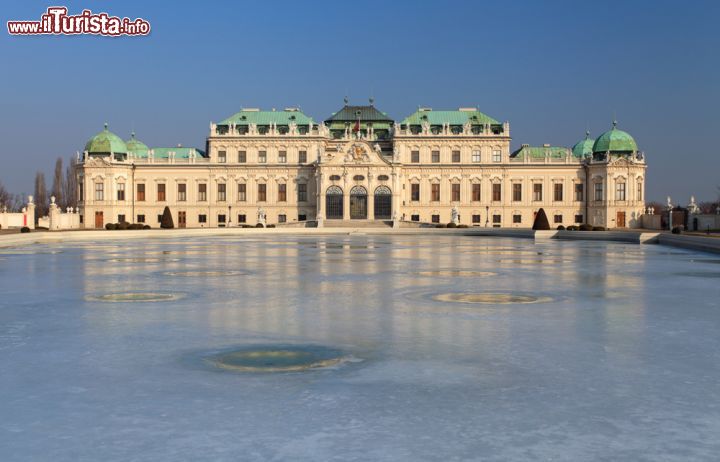 Immagine Fotografia in inverno del Belvedere Superiore a Vienna, con la fontana ghiacciata - © TTstudio / Shutterstock.com
