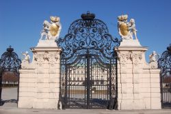 La cancellata in ferro battuto all'ingresso del Belvedere Superiore di Vienna