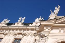 Il dettaglio delle statue che coronano la facciata del Palazzo del Belvedere Superiore di VIenna