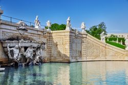 Una fontana nel giardino del Belvedere di Vienna ...