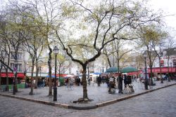 Place du Tertre, la piazza degli artisti a Montmartre ...