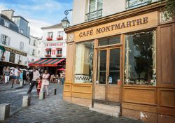 La visita al quartiere di Montmartre e le caratteristiche stradine con ristoranti - © Pinkyone / Shutterstock.com