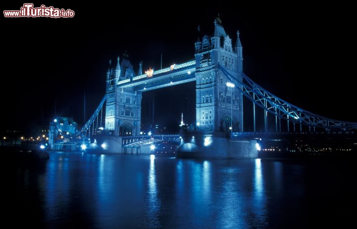 Immagine Tower bridge illuminato di notte