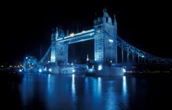 Tower bridge illuminato di notte