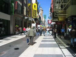 Buenos Aires Avenida Florida - cortesia Christian Cordoba http://flickr.com/photos/22086776@N00/295975654