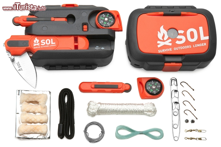 Kit di sopravvivenza - SOL - Survive Outdoor Longer - Si tiene nel palmo di una mano, piccolissimo ma utilissimo! All'interno della custodia impermeabile ed indistruttibile, potete trovare una collezione di "strumenti di sopravvivenza", capaci di tirarvi fuori da qualsiasi situazione di emergenza. Si va da un accendi fuochi, un cordino in nylon ad alta resistenza, un filo di acciao inossidibile da marines, un kit valido sia per che cucire  che per pescare. E per tutti coloro che non hanno una idea di come sopravvivere nella natura sono disponibili delle istruzioni in inglese in cui vengono descritte 60 tecniche e strategie  di sopravvivenza, utili. Dimenticavamo: la custodia è integrata con una bussola ed uno specchio per fare segnalazioni luminose, mentre in un comparto a scomparsa sono alloggiati un coltellino, sul cui manico è installata una luminosa lampada a LED, ed un potente fischietto da 100 decibel, per farsi localizzare meglio dalle squadre di ricerca. E costa poco più di 30 euro (40 dollari) - In vendita qui.