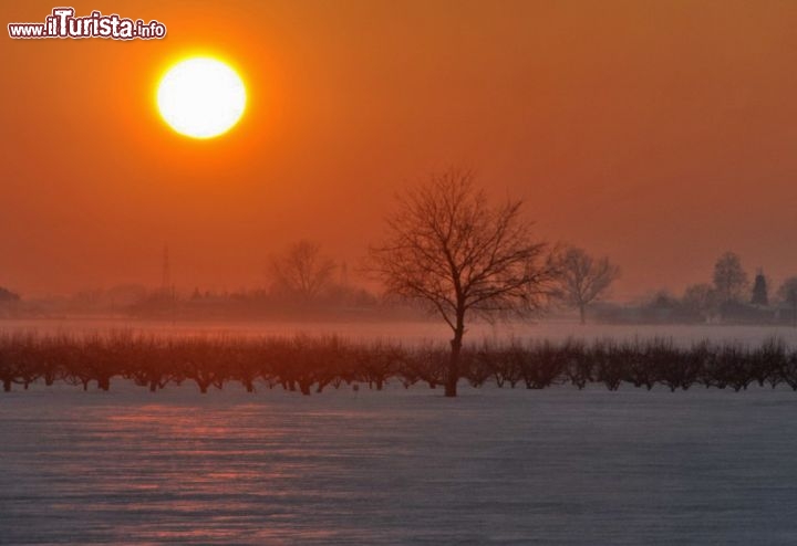 In viaggio per Milano: alba sulla pianura padana innevata in febbraio