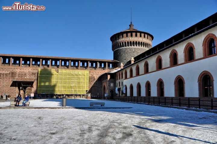 Dentro coorte castello Milano