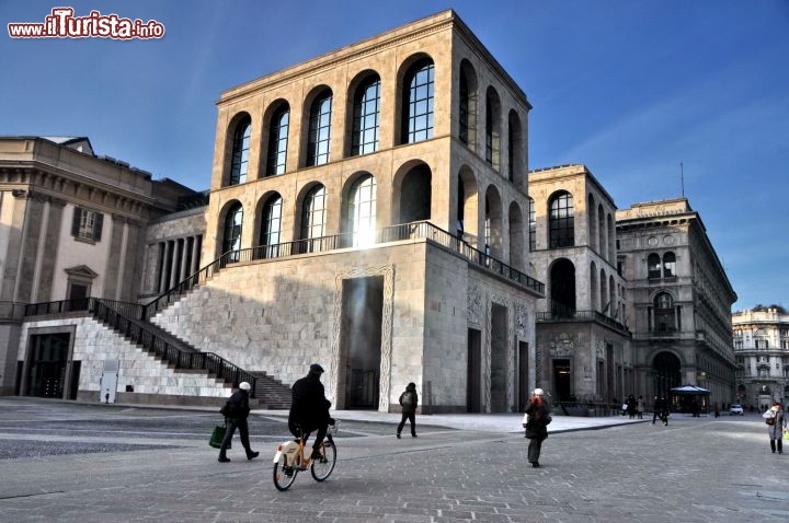 Edificio in stile fascita piazza Duomo Milano